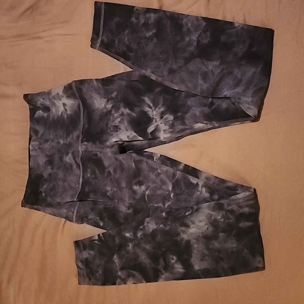 Bundle Lulu lemon Leggings with matching racerback top. The top is a size 6.